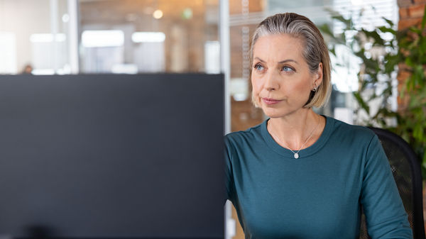 Frau arbeitet am Computer