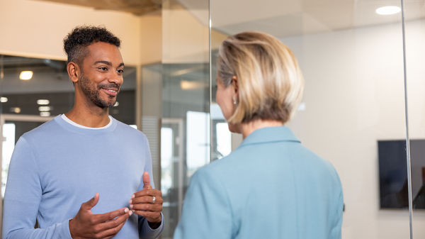 Ein Mann und eine Frau befinden sich in einem Gespräch.