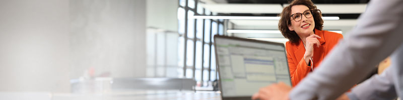 Steuerberaterin im Büro