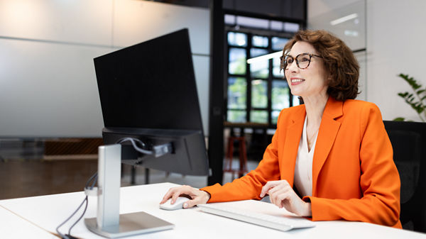 Steuerberaterin am Computer