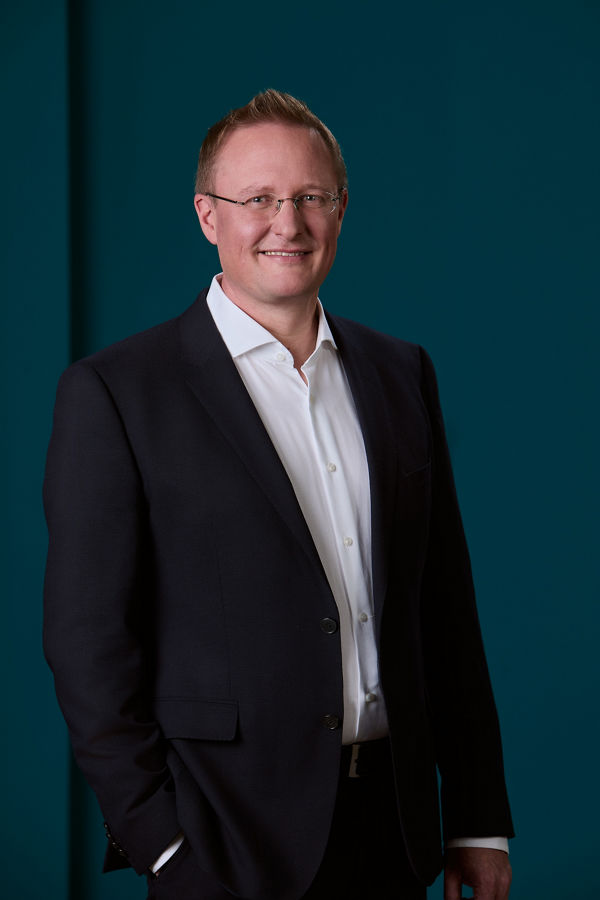 Sebastian Koch mit Anzug