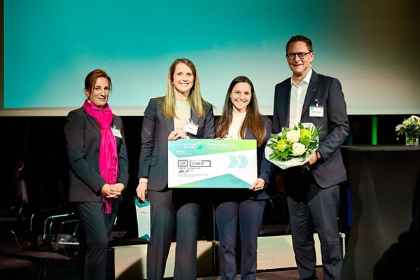 Laudatorin  und Jurymitglied Prof. Dr.  Susanne Schmidt-Pfeiffer, Alexandra Gleis (Vorstandsmitglied DATEV-Stiftung), Preisträgerin Dr. Johanna Hahn und Dr. Markus Algner (Vorstandsvorsitzender DATEV-Stiftung) stehen auf der Bühne bei der Überreichung des Dr. Heinz Sebiger Preises.