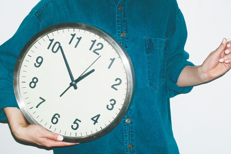 Schmuckbild Person mit Uhr