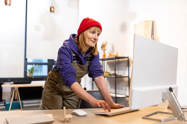 Frau vor dem Monitor im Büro
