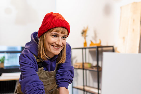 Zwei Personen im Büro beim Beratungsgespräch