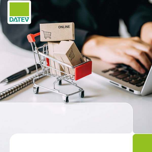 Buchcover mit Titel &#39;Umsatzsteuer im Online-Handel&#39; von Kerstin Gromadka , mit DATEV-Logo und Kartons mit Einkaufswagen und Laptop im Hintergrund, veröffentlicht von DATEV.