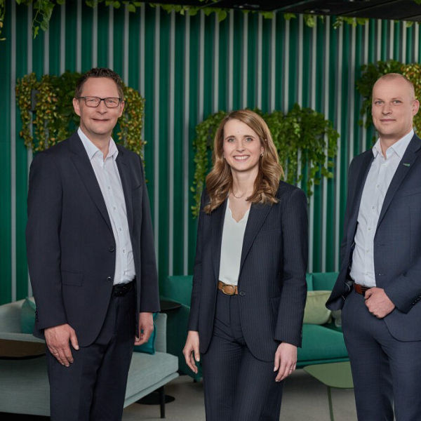 Dr. Markus Algner (Vorsitzender), Alexandra Gleiß und Dr. Sebastian Sprenger (stellv. Vorsitzender) stehen in einem modernen Büro mit grünen Pflanzenwänden