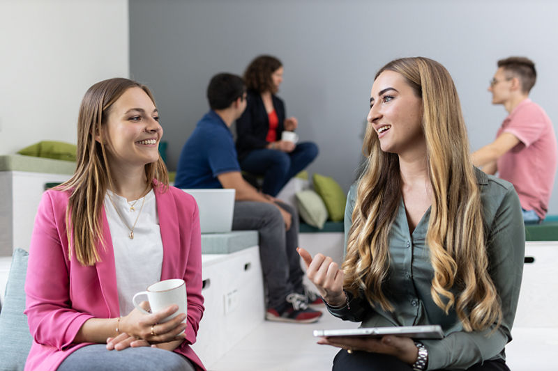 DATEV-Mitarbeiter im Gespräch 