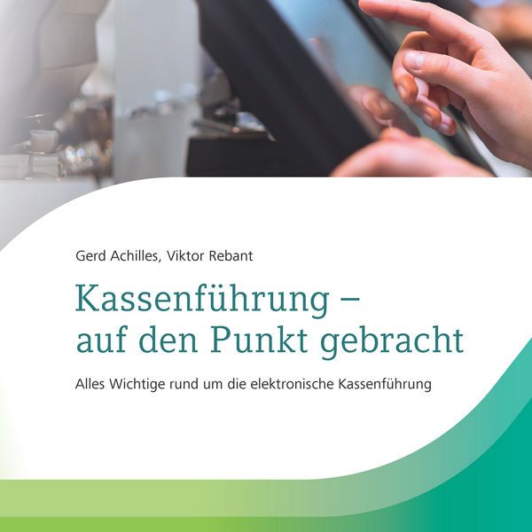 Buchcover mit Titel &#39;Kassenführung – auf den Punkt gebracht&#39; von Gerd Achilles und Viktor Rebant, mit einem schwarzen Kassendisplay, der von einer Hand bedient wird, veröffentlicht von DATEV.