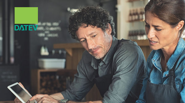 Buchcover mit Titel &#39;Die Neuausrichtung der Kleinunternehmerregelung in der Umsatzsteuer&#39; von Kerstin Gromadka, zwei Personen arbeiten gemeinsam an Dokumenten, veröffentlicht von DATEV.