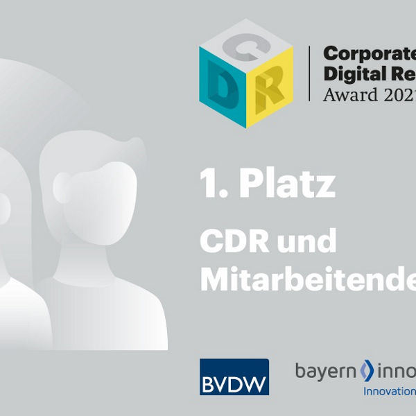 Abstrakte Darstellung von zwei Personen vor einem Kreis, daneben Text &#39;Corporate Digital Responsibility Award 2021&#39;, &#39;1. Platz CDR und Mitarbeitende&#39;, Logos von BVDW und bayern innovativ.