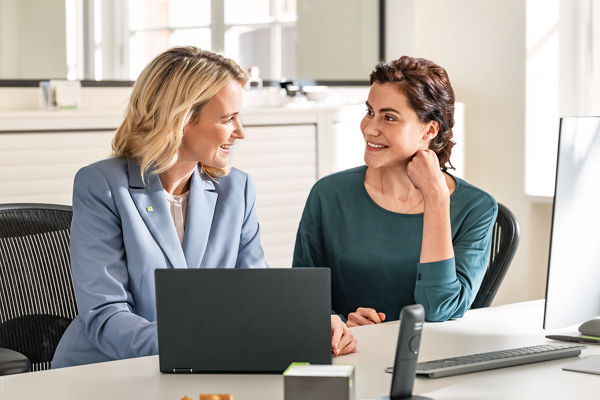 Zwei Frauen im Büro im Gespräch