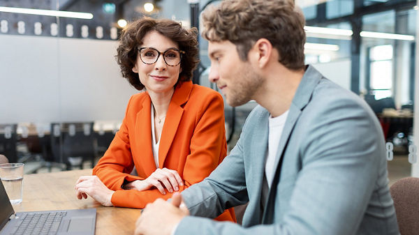 Frau und Mann sitzend