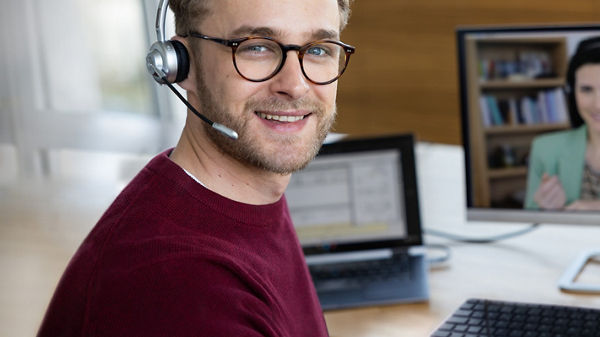 Mandantin und Steuerberater im Gespräch.