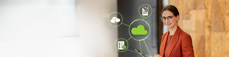 Frau im Büro stehend vor dem Tablet-PC