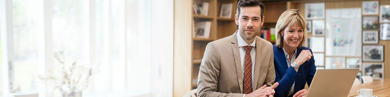 Zwei Personen vor dem Monitor im Büro