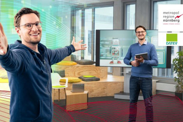 Zwei Männer in modernem Büro, einer lacht mit offenen Armen in die Kamera, der andere steht mit Tablet vor einem Bildschirm; Logos von Metropolregion Nürnberg und DATEV eingeblendet.