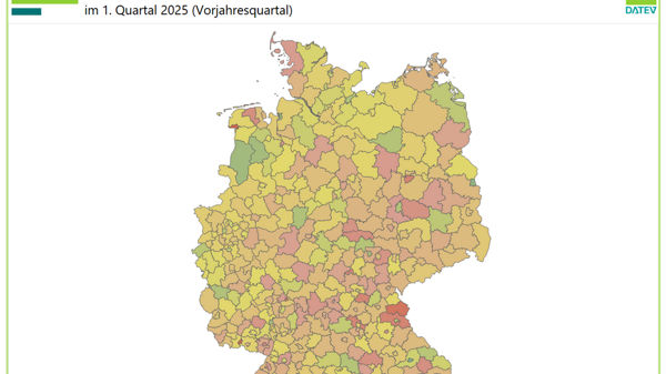 Karte Deutschlands mit farblicher Darstellung des Umsatzwachstums nach Landkreisen im 1. Quartal 2025 im Vergleich zum Vorjahresquartal. Farbskala von Rot (Umsatzrückgang bis −12 %) über Gelb (0 %) bis Grün (Umsatzwachstum bis +12 %). Quelle: DATEV, Sonderauswertung Mittelstandsindex.