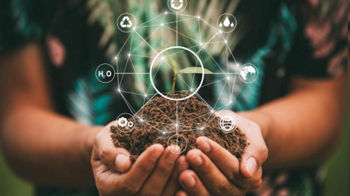 Zwei Hände halten Erde mit kleinem Pflänzchen, darüber schematische Symbole für Nachhaltigkeit wie Recycling, Wasser und Erde.