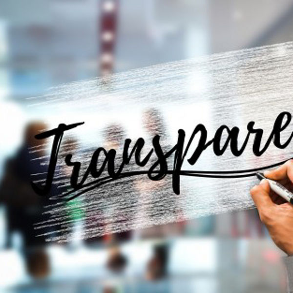 Das Wort &#34;Transparency&#34; wird auf Glasscheibe geschrieben