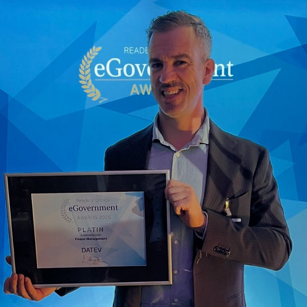 DATEV Mitarbeiter Paul Bludau mit dem Award