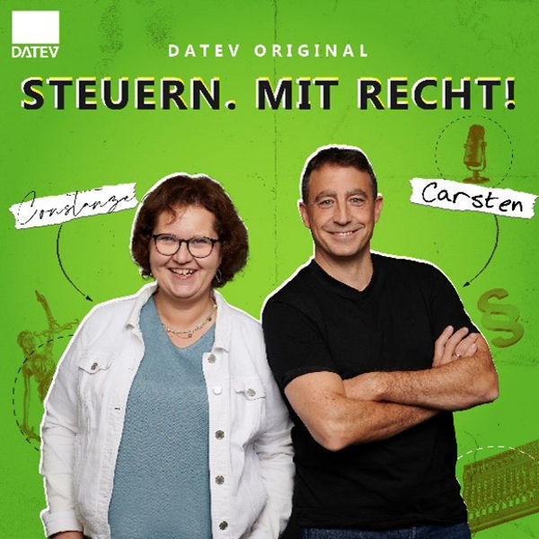 Grünes Podcast-Cover des DATEV Originals mit dem Titel ‚Steuern. Mit Recht!‘. Im Vordergrund stehen die Moderatoren Constanze (links) und Carsten (rechts), beide lächelnd. Um sie herum sind gezeichnete Symbole wie ein Mikrofon, Paragraphenzeichen und stilisierte Skizzen zu sehen.