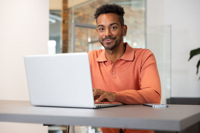 Mitarbeiter am Laptop