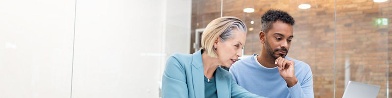 Zwei Kanzleimitarbeitende am Laptop