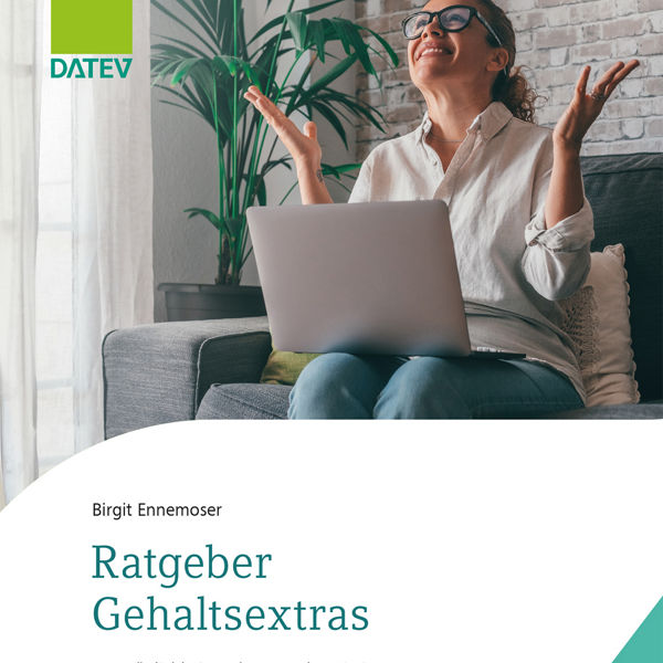 Buchcover mit Titel &#39;Ratgeber Gehaltsextras&#39; von Birgit Ennemoser mit einer Frau, die am Laptop sitzt und glücklich die Hände hochwirft, veröffentlicht von DATEV.