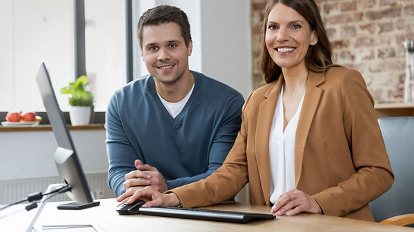 Mandantin und Steuerberater im Gespräch.