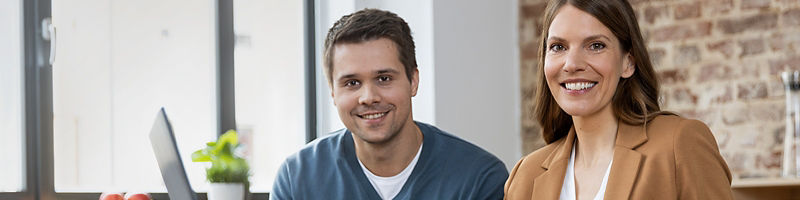 Frau vor dem Monitor im Büro