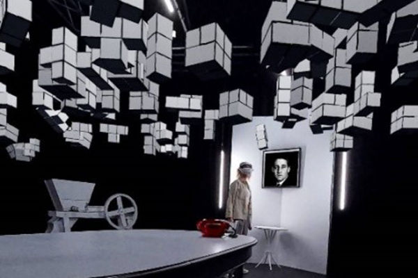 Virtuelle Ausstellung mit schwebenden weißen Würfeln; eine Person mit VR-Brille betrachtet ein Schwarz-Weiß-Porträt an der Wand.