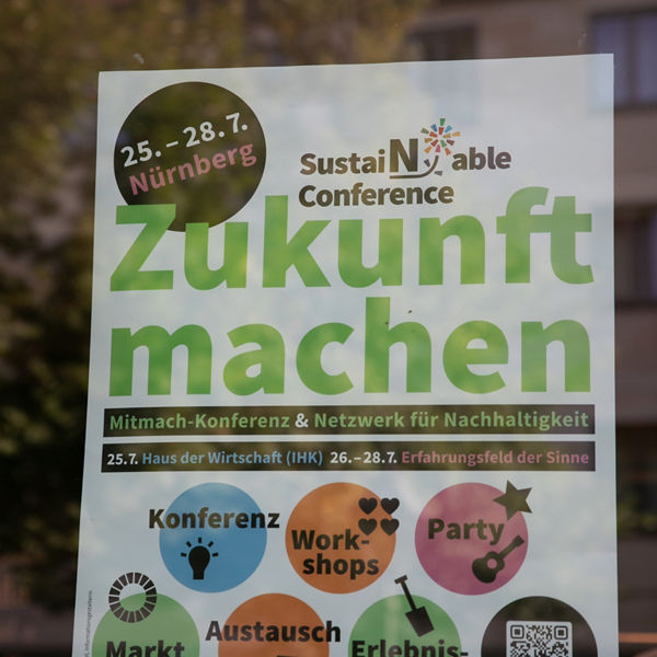 Plakat für die ‚Sustainable Conference‘ in Nürnberg mit dem Slogan ‚Zukunft machen‘; beworben werden Konferenz, Workshops, Markt, Austausch, Erlebnisstationen und Party.