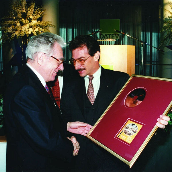 Prof. Dieter Kempf (r.), der neue Vorstandvorsitzende der DATEV, überreicht Dr. Heinz Sebiger ein Abschiedsgeschenk (Foto: Bischof &amp; Broel)